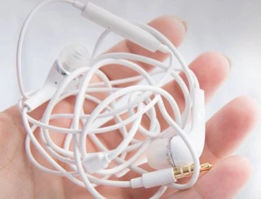 Να γιατί δένονται μονίμως κόμπο τα ακουστικά μας (φωτο)